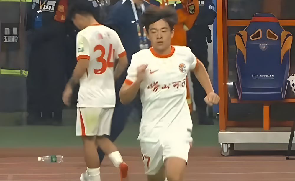 乐鱼体育app下载-“中超神童”被盯上了！南美球探：习惯低头带球，阅读比赛稚嫩