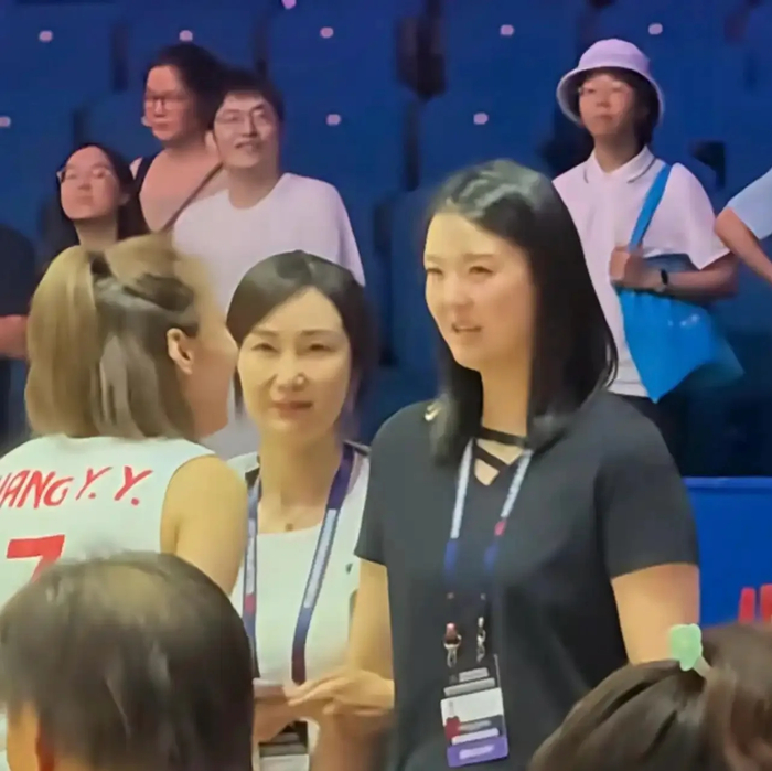 温柔落幕，向阳而生！张常宁现身世联赛，球迷暖心送祝福|中国女排|泰国女排|王媛媛|唐欣|女排_新浪体育_新浪新闻